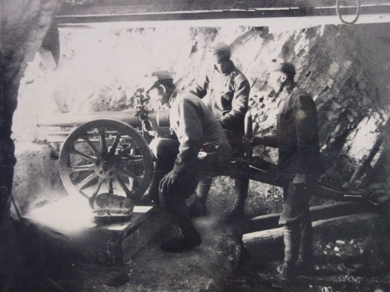 02 Geschütz Felskaverne Feuer Mannschaft